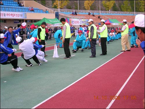 한서문화재에서 지금 경기로 100전 100승을 한 화촌면 줄다리기 팀 (사진 오른쪽) 